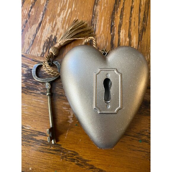 Susan Winget Art Hearts Oh Holy Night Nativity Scene Ornament W/Key Gold & Blue - Picture 2 of 6